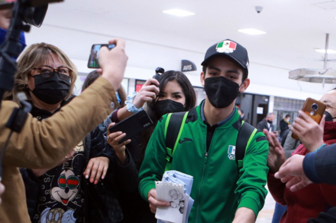 Donovan Carrillo es recibido como héroe en México: le dan flores, obsequios y cariñosos mensajes