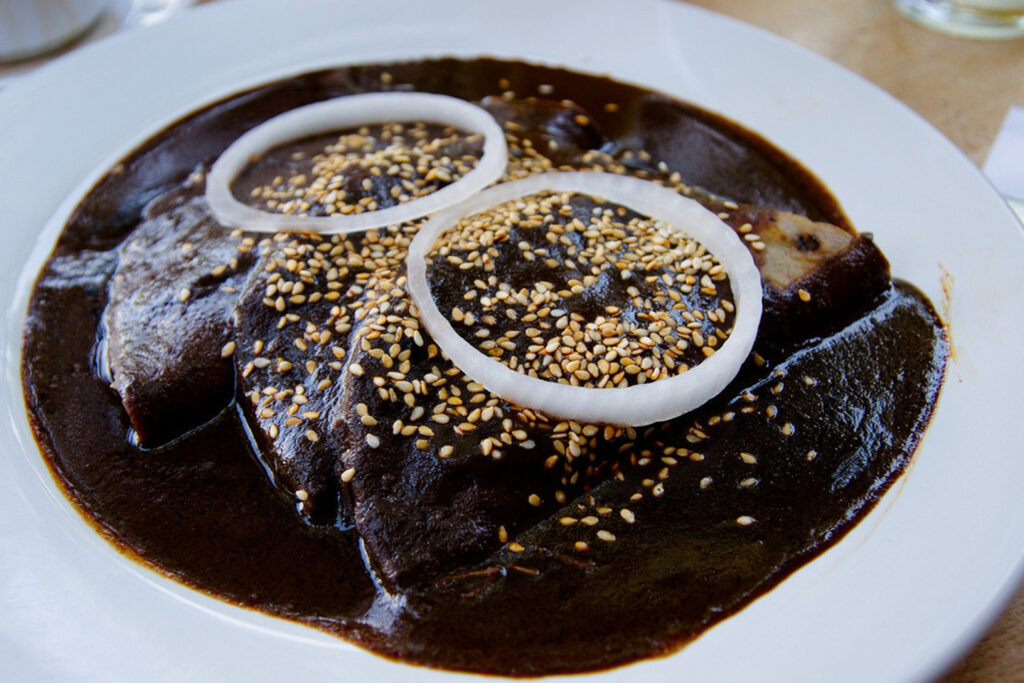 5 desayunos típicos de yucatán que tienes que probar la revista del sureste mx Chilaquiles De Mole