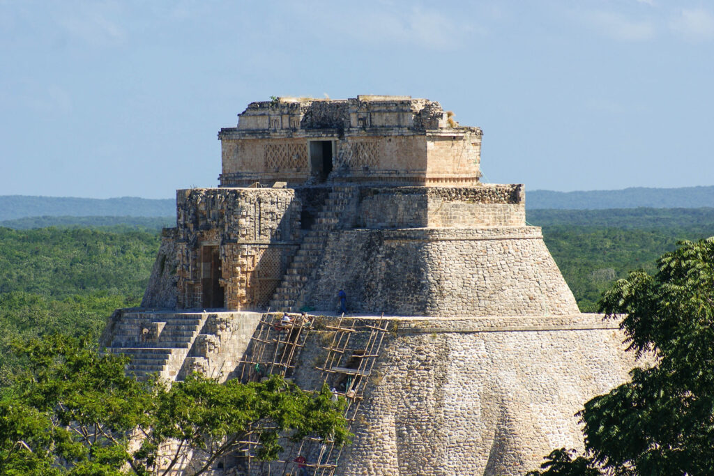 Mexiko Die Pyramide Del Adivino Pyramide Des Zauberers Der 45 Meter Hohe Kegelfocc88Rmige Steinkomplex Weist Im Gegensatz Zu Vielen Anderen Maya Bauten Abgerundete Ecken Auf Uxmal Mexiko