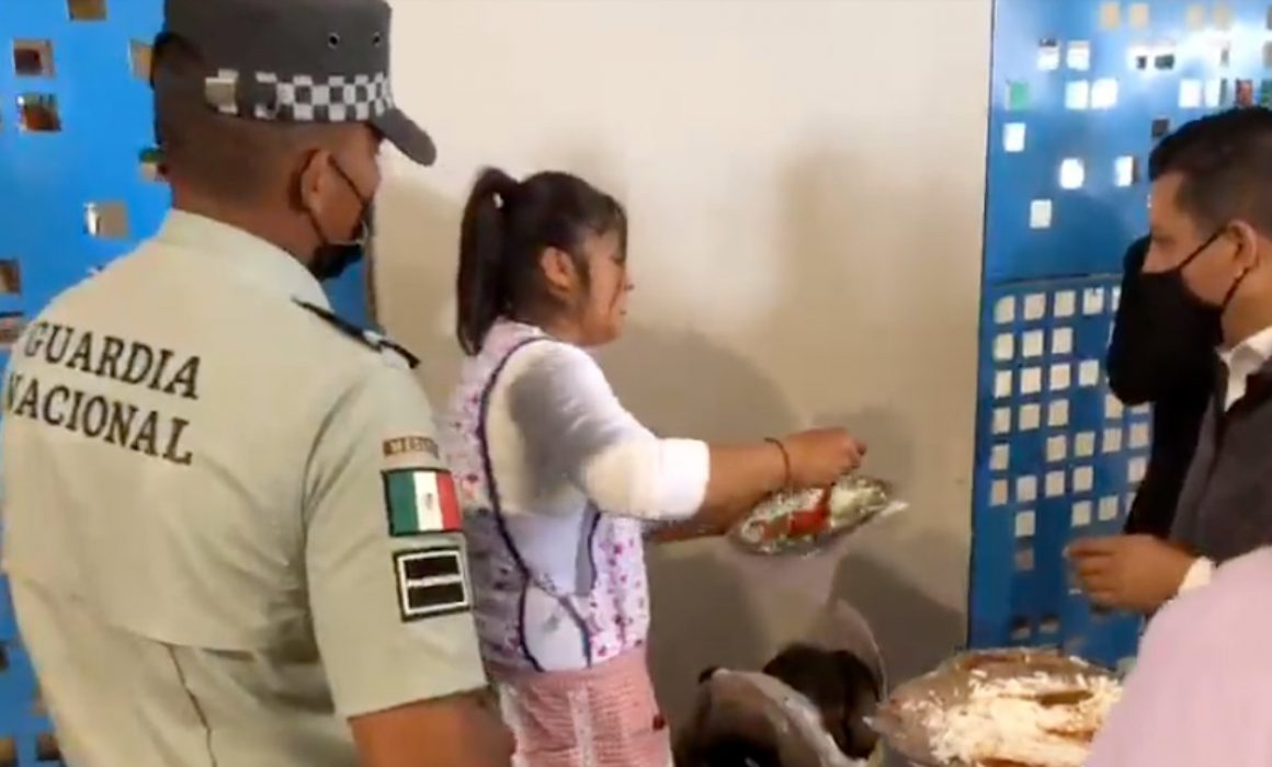 Acusa AMLO clasismo por críticas a vendedora de tlayudas en el AIFA