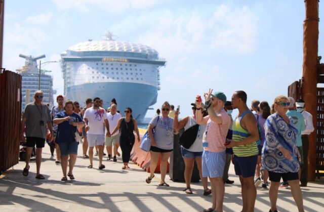 QRoo desbordada con más de 10 mil cruceristas en un día