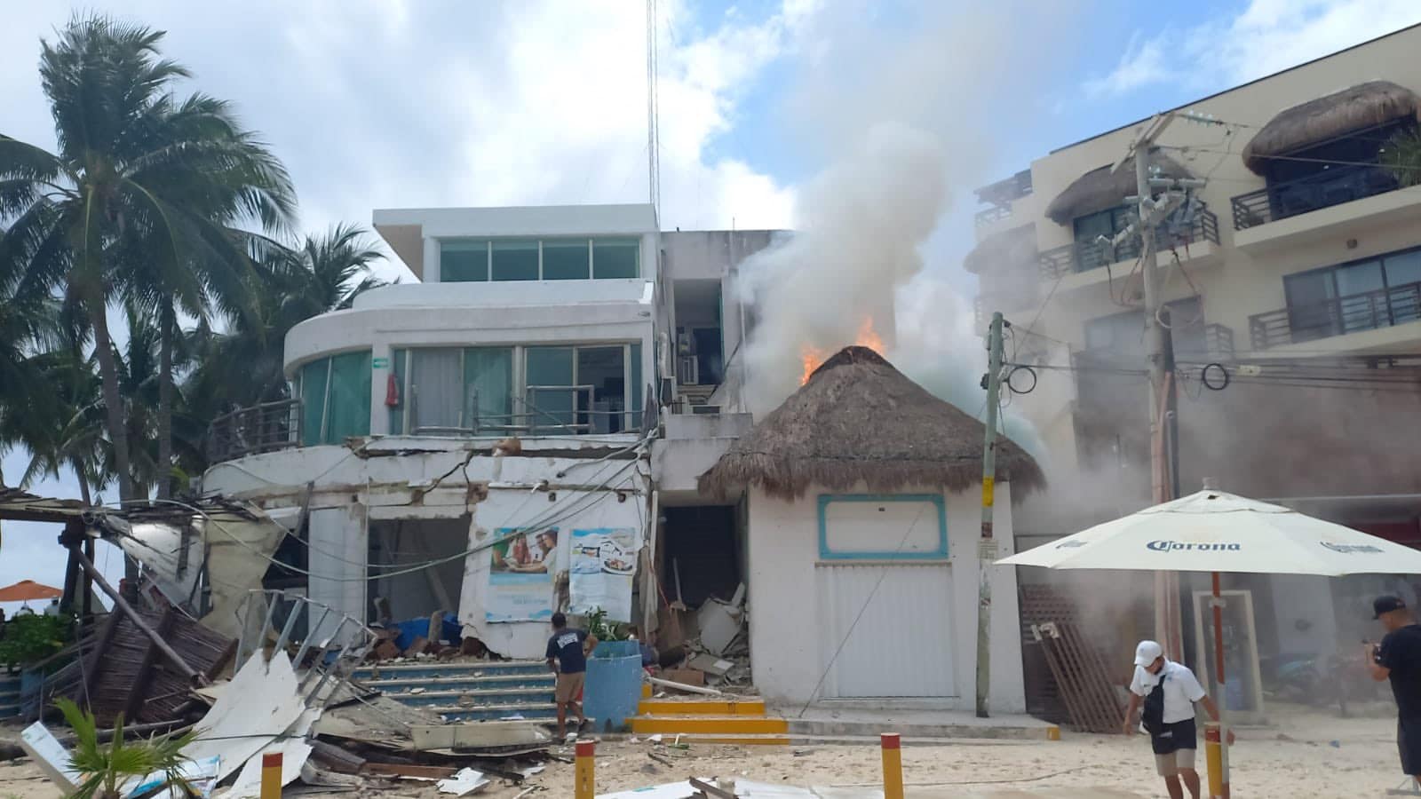 Explosión de gas provoca incendio en restaurante de Playa del Carmen