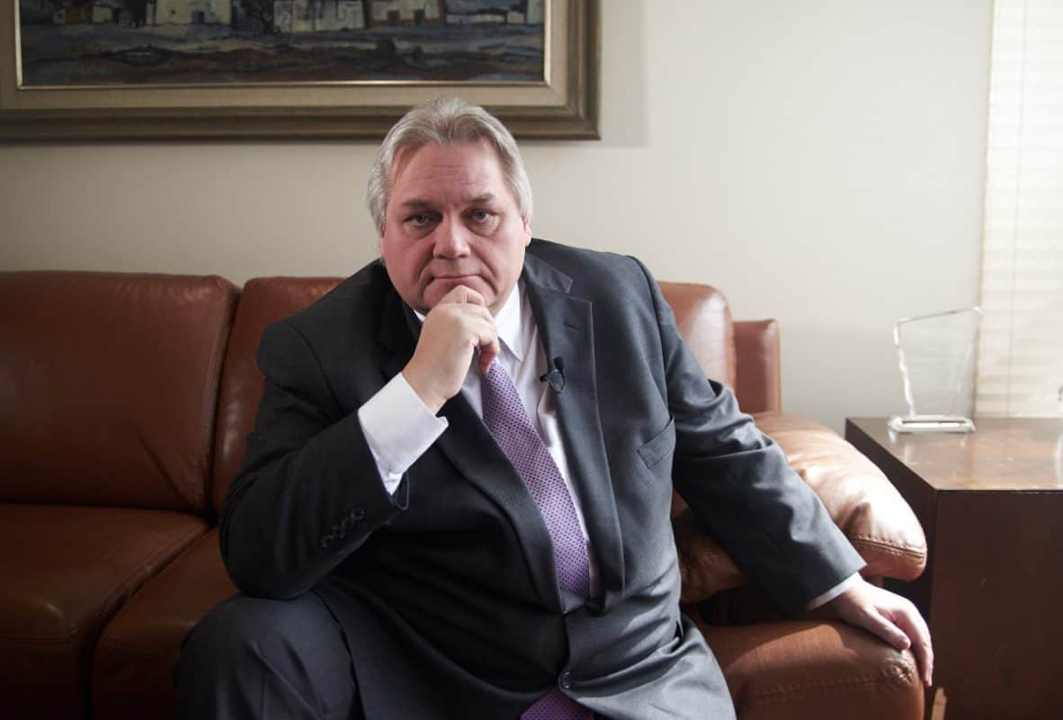 Hombre Sentado En Un Sillón 85E04545