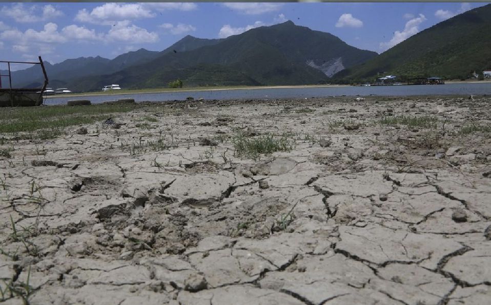 Escasez de agua en Nuevo León, tinacos hasta  en 4 mil pesos