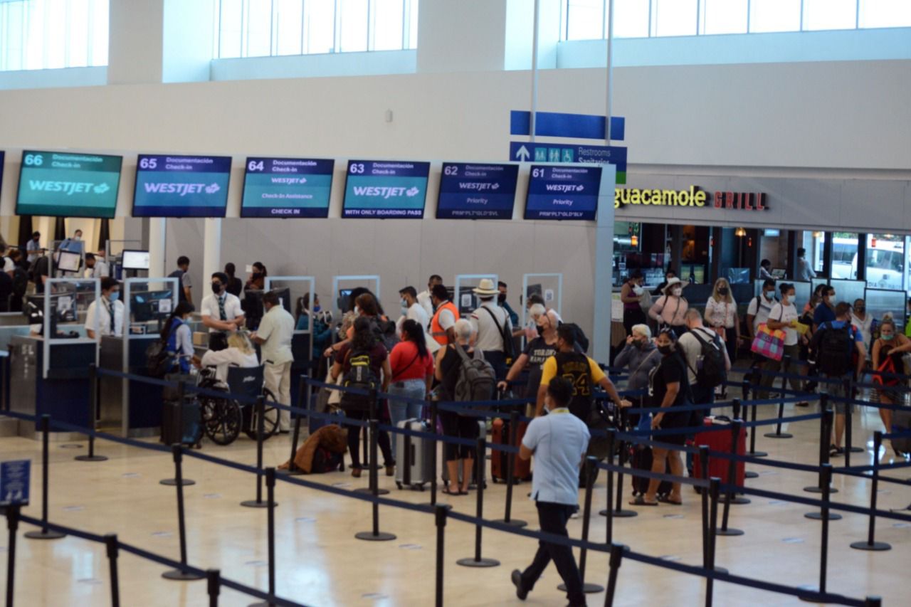 Más de 2 mil turistas rusos varados en Cancún