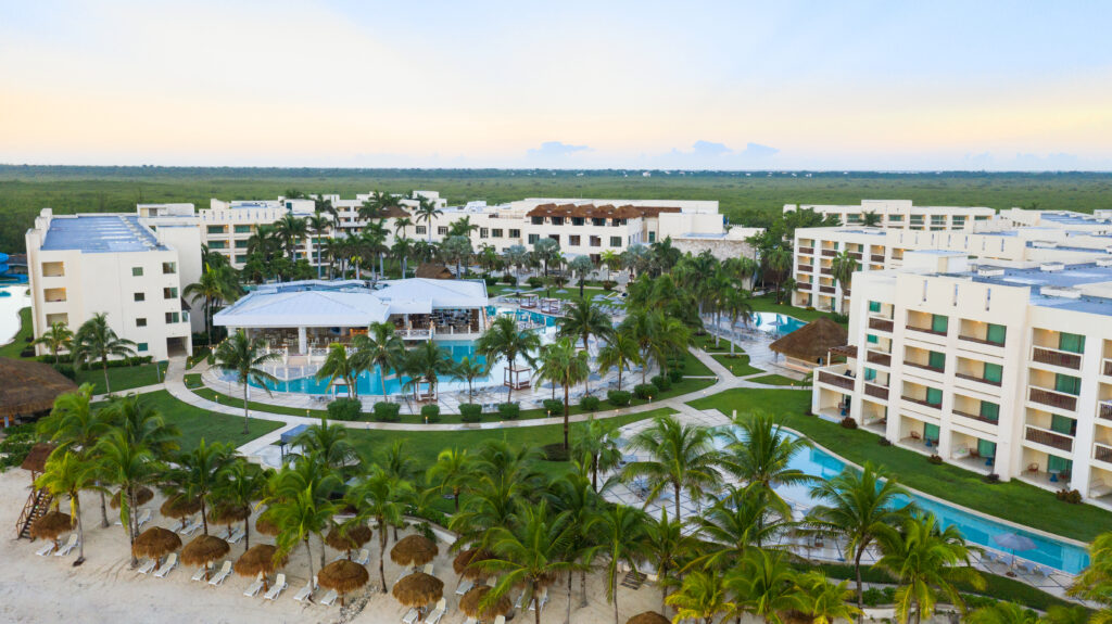 Rodeado De Una Abundante Selva Y Aguas Cristalinas, Los Huéspedes De Hyatt Ziva Riviera Cancún Podrán Descubrir Un Verdadero Paraíso Para Sus Vacaciones