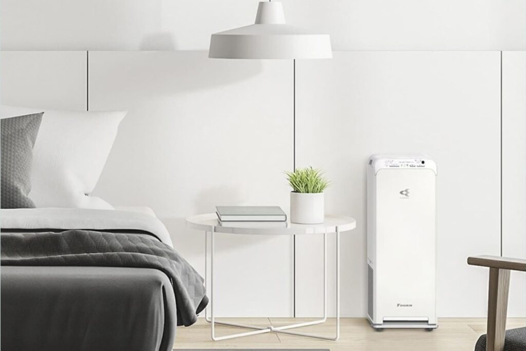 Mantén tu hogar u oficina libre de bacterias con la tecnología Streamer Con el objetivo de mantener de un espacio interior libre de contaminantes, Daikin, la compañía japonesa líder en el desarrollo de soluciones acondicionad a nivel mundial, desarrolló la tecnología Streamer, un avanzado sistema de purificación de aire el cual mediante un mecanismo químico (descomposición oxidativa) elimina todos los contaminantes presentes en el ambiente. Esta innovación, de reciente lanzamiento en el mercado mexicano, cuenta con una serie de electrones de alta velocidad que, al combinarse con los componentes de aire interior, purifican el espacio al descomponer y eliminar casi el 100% de virus, bacterias, malos olores y otros elementos como moho, polvo, polen, hongos ácaros o formaldehído. https://larevistadelsureste.com