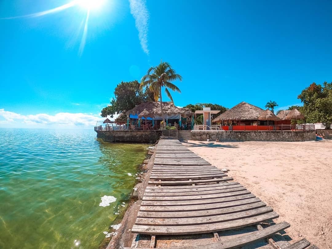 Calderitas, pueblo pesquero de mar azul en Quintana Roo