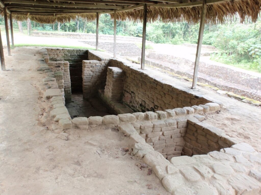 Malpasito, una antigua ciudad del pueblo Zoque  La Zona Arqueológica de Malpasito es el sitio arqueológico y centro ceremonial de la cultura maya-zoque más importante del valle de Las Flores, y es la zona arqueológica zoque más importante abierta al público. https://larevistadelsureste.com
