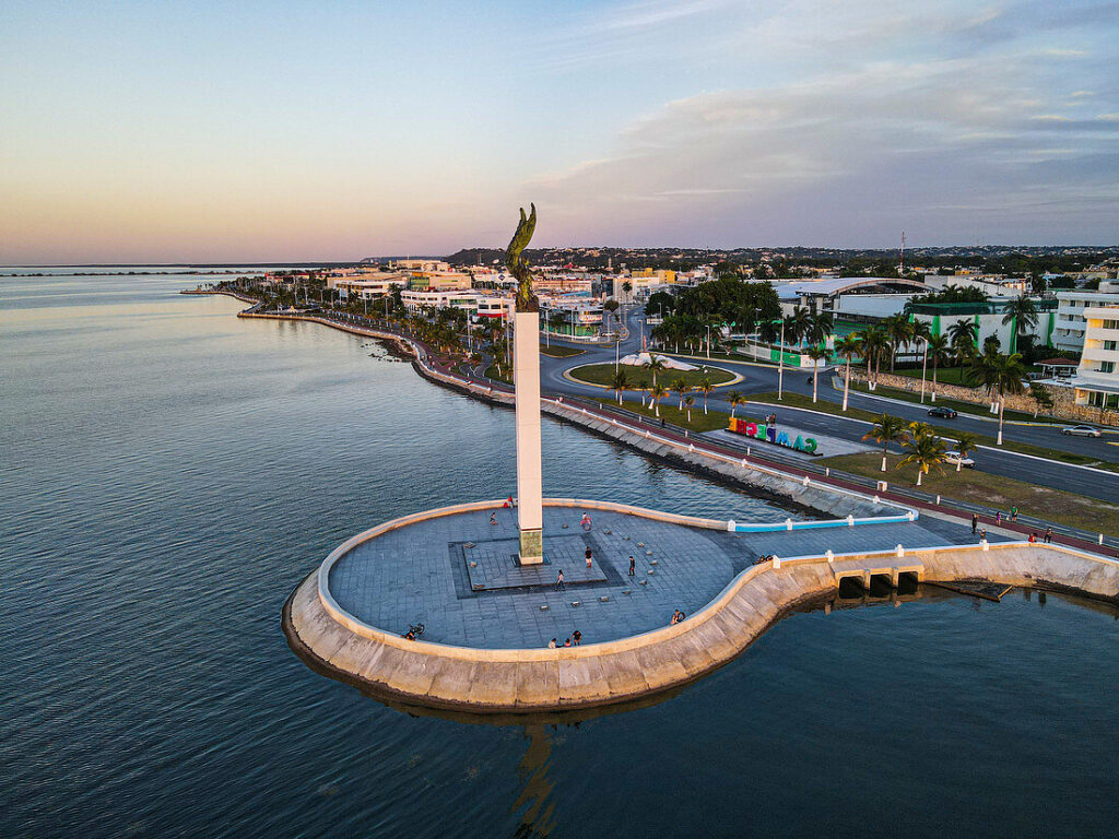 El imponente ángel maya en el malecón de campeche la revista del sureste mx 71367406 Aerial Of The Angel Maya Statue Malecon The Historic Fortified Town Of Campeche Unesco World Heritage Site