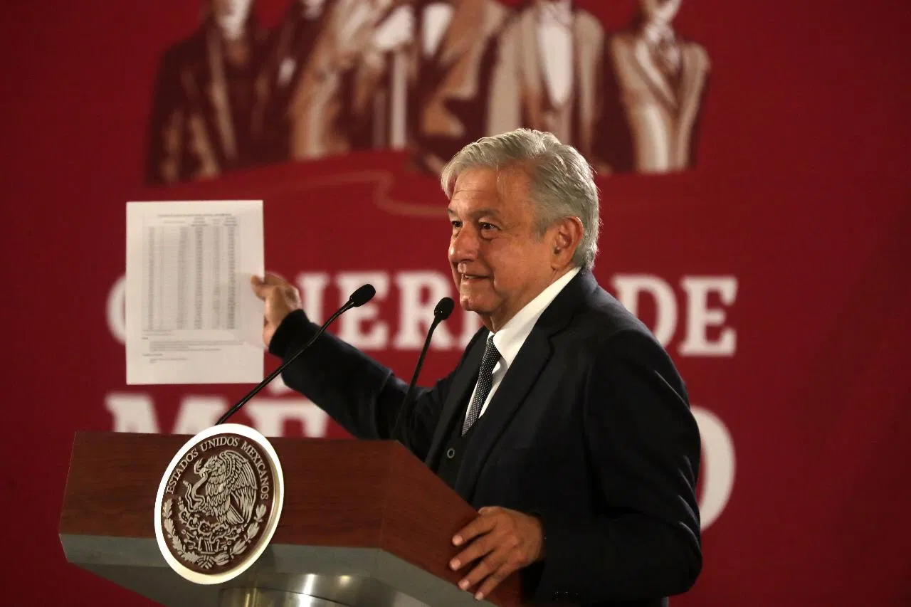 AMLO anuncia aumentos salariales para militares, policías, médicos y oficinistas 