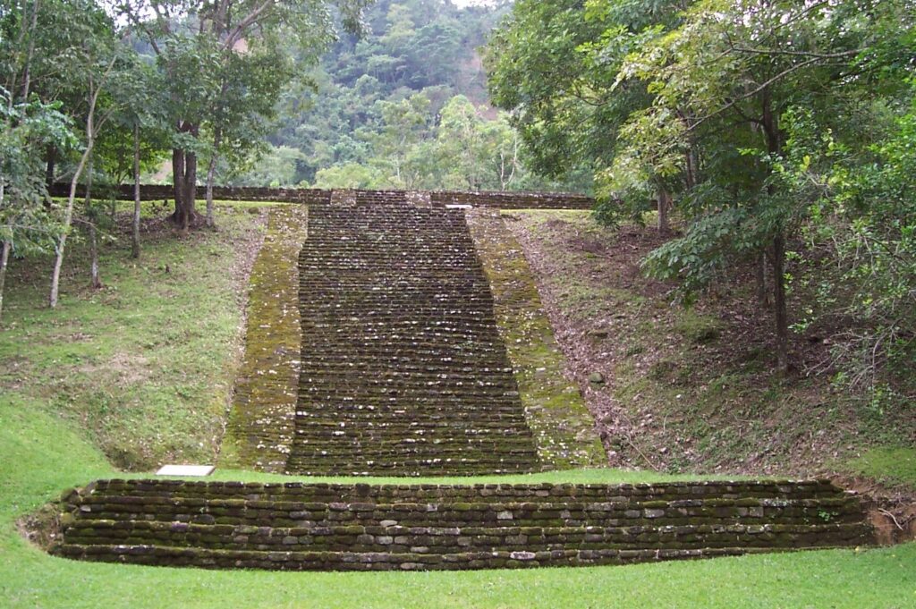 Malpasito, una antigua ciudad del pueblo Zoque  La Zona Arqueológica de Malpasito es el sitio arqueológico y centro ceremonial de la cultura maya-zoque más importante del valle de Las Flores, y es la zona arqueológica zoque más importante abierta al público. https://larevistadelsureste.com