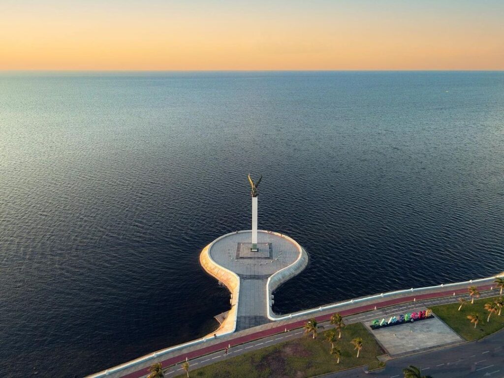 El imponente ángel maya en el malecón de campeche la revista del sureste mx Conoce La Escultura Del Angel Maya De Campeche