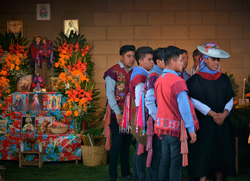 Zinacantán, un pintoresco pueblo chiapaneco la revista del sureste mx Fieles Difuntos 1