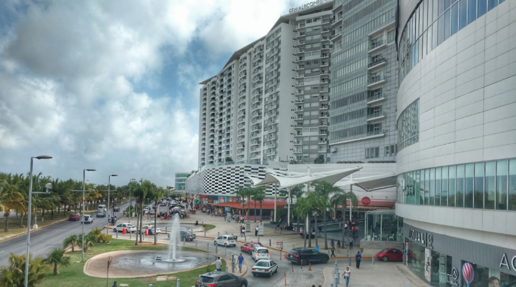 5 lugares para visitar cerca del aeropuerto de cancún la revista del sureste mx Plaza Malecon Cancun