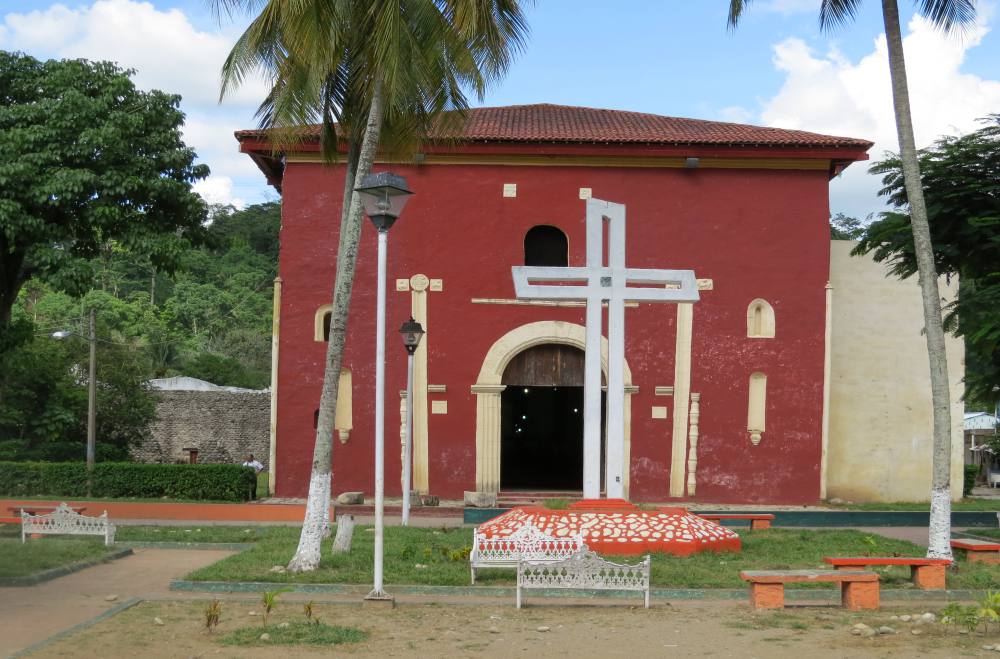 Oxolotán, un poblado lleno de historia en Tacotalpa, Tabasco Oxolotán es un pequeño poblado, enclavado en el fondo de un valle rodeado por montañas tropicales que escurren agua por sus laderas.  https://larevistadelsureste.com