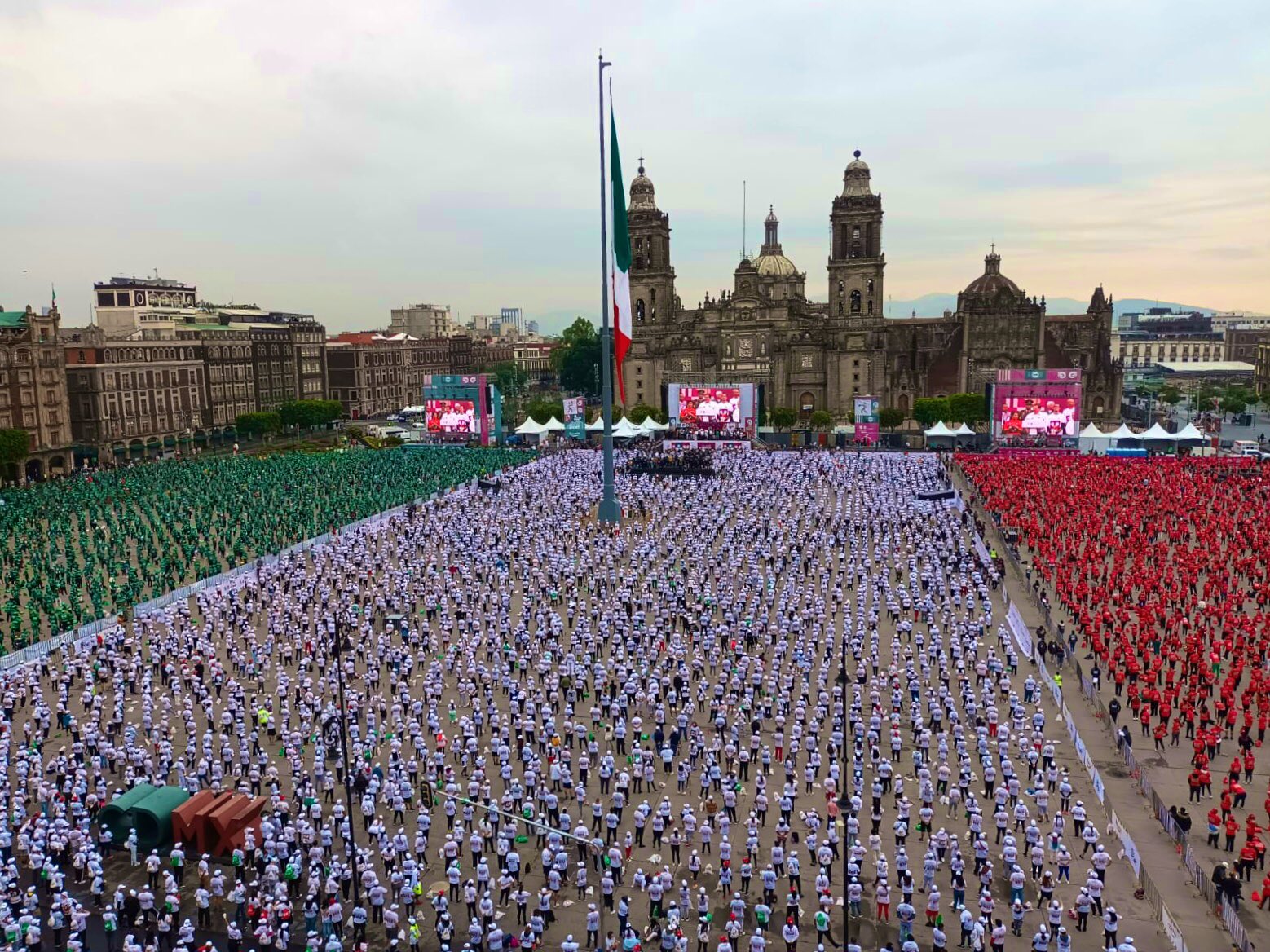 CDMX rompe Récord Guinness con clase masiva de box en el Zócalo