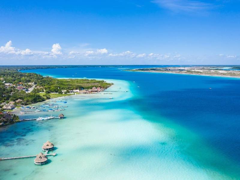 Laguna de Bacalar y sus colores, no están en riesgo por el Tren Maya: AMLO