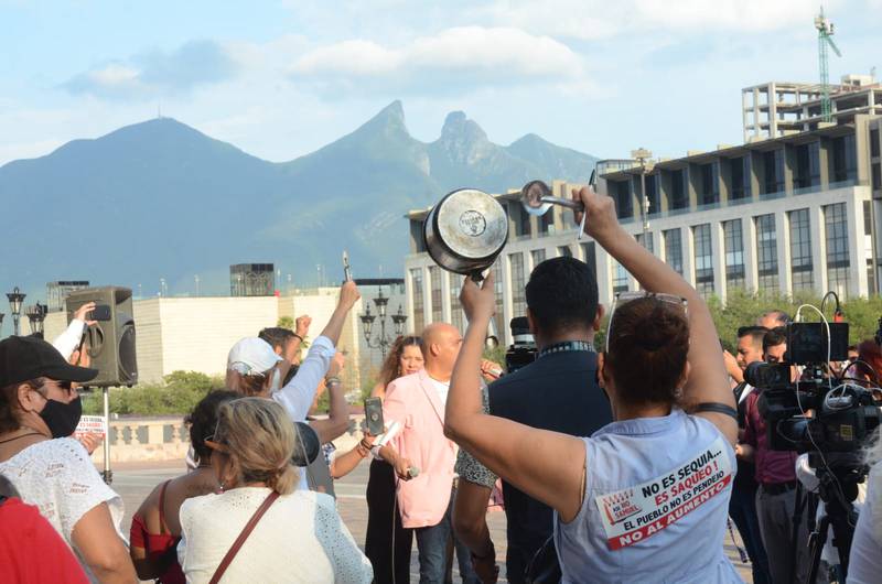 A gritos y cacerolazos ciudadanos de Nuevo León protestan por desabasto de agua