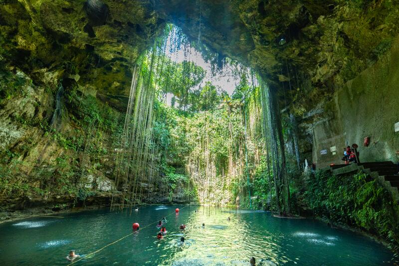 Gente Que Nada El Cenote Yucatán México Norte América De Ik Kil Ddk 173973097