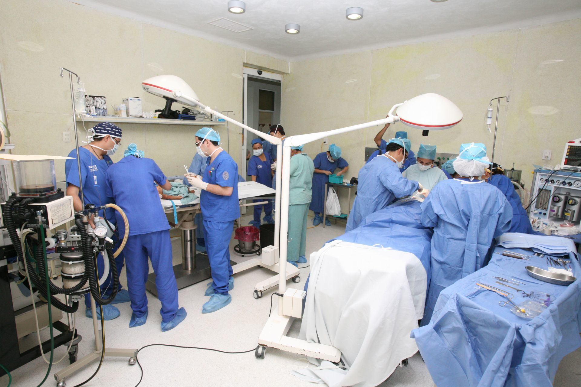 Ante déficit de especialistas, se traerán médicos de donde podamos: AMLO