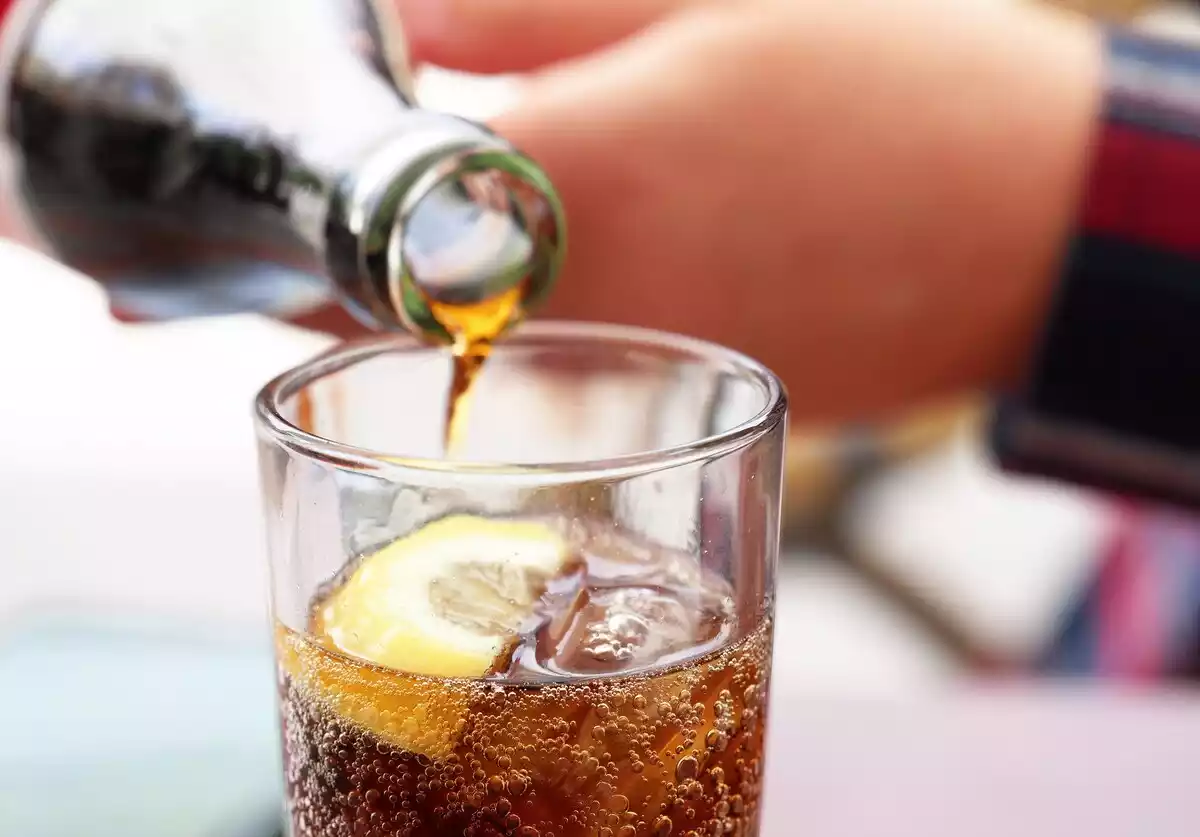 Persona Sirviendo Una Coca Cola En Un Vaso 5Fc61424D9E75