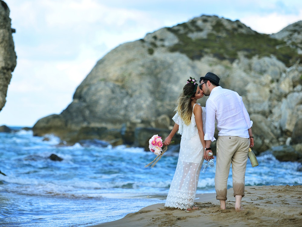 SECTUR impulsa Turismo de Romance en México Miguel Torruco Marqués, secretario de Turismo del Gobierno de México, dio a conocer que se publicaron 10 Catálogos de Bodas Tradicionales con el objetivo de seguir con la estrategia de diversificación turística en México y de impulsar el Turismo de Romance en 10 destinos del país.  https://larevistadelsureste.com