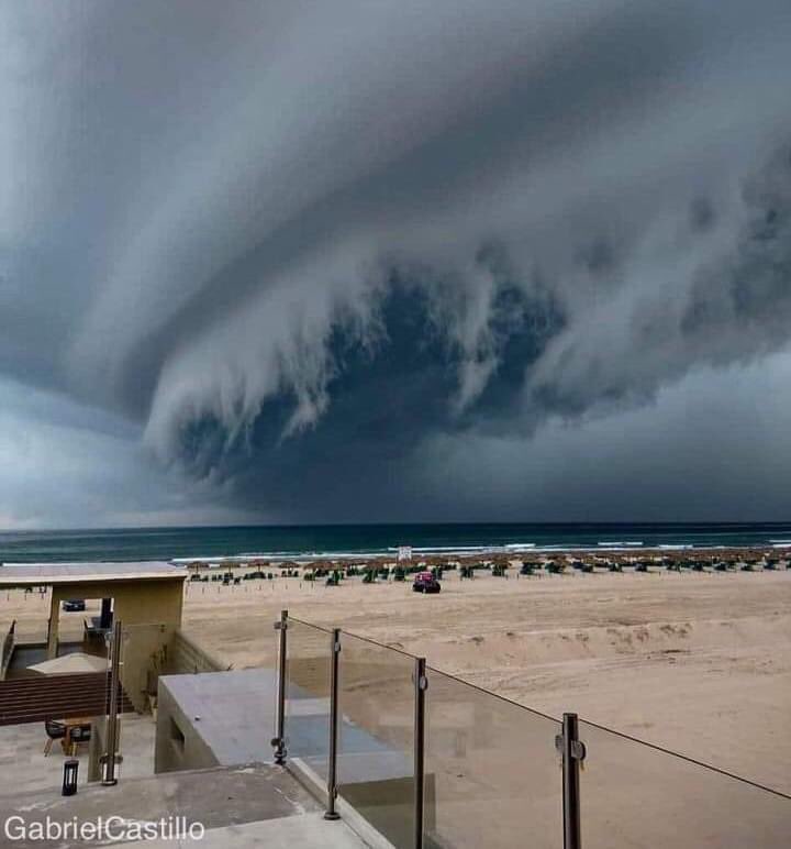 Impresionante 'nube cinturón' sorprende a turistas en Playa Miramar, Tamaulipas Un fenómeno meteorológico denominado 'shelf cloud' o 'nube cinturón', fue observado el día de ayer en la playa Miramar, ubicada al sur de Tamaulipas.  https://larevistadelsureste.com