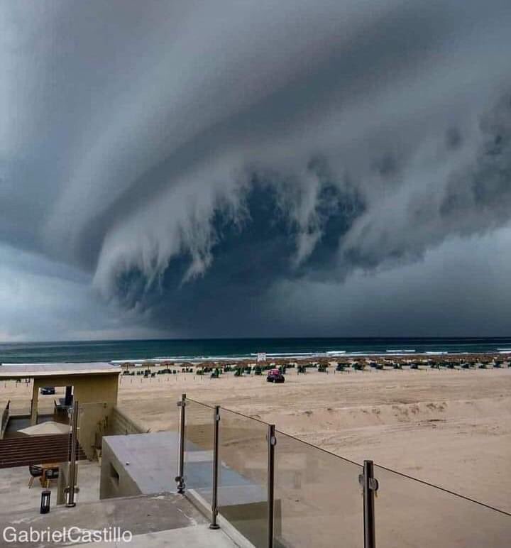 Impresionante 'Nube Cinturón' Sorprende A Turistas En Playa Miramar, Tamaulipas Un Fenómeno Meteorológico Denominado 'Shelf Cloud' O 'Nube Cinturón', Fue Observado El Día De Ayer En La Playa Miramar, Ubicada Al Sur De Tamaulipas.  Https://Larevistadelsureste.com