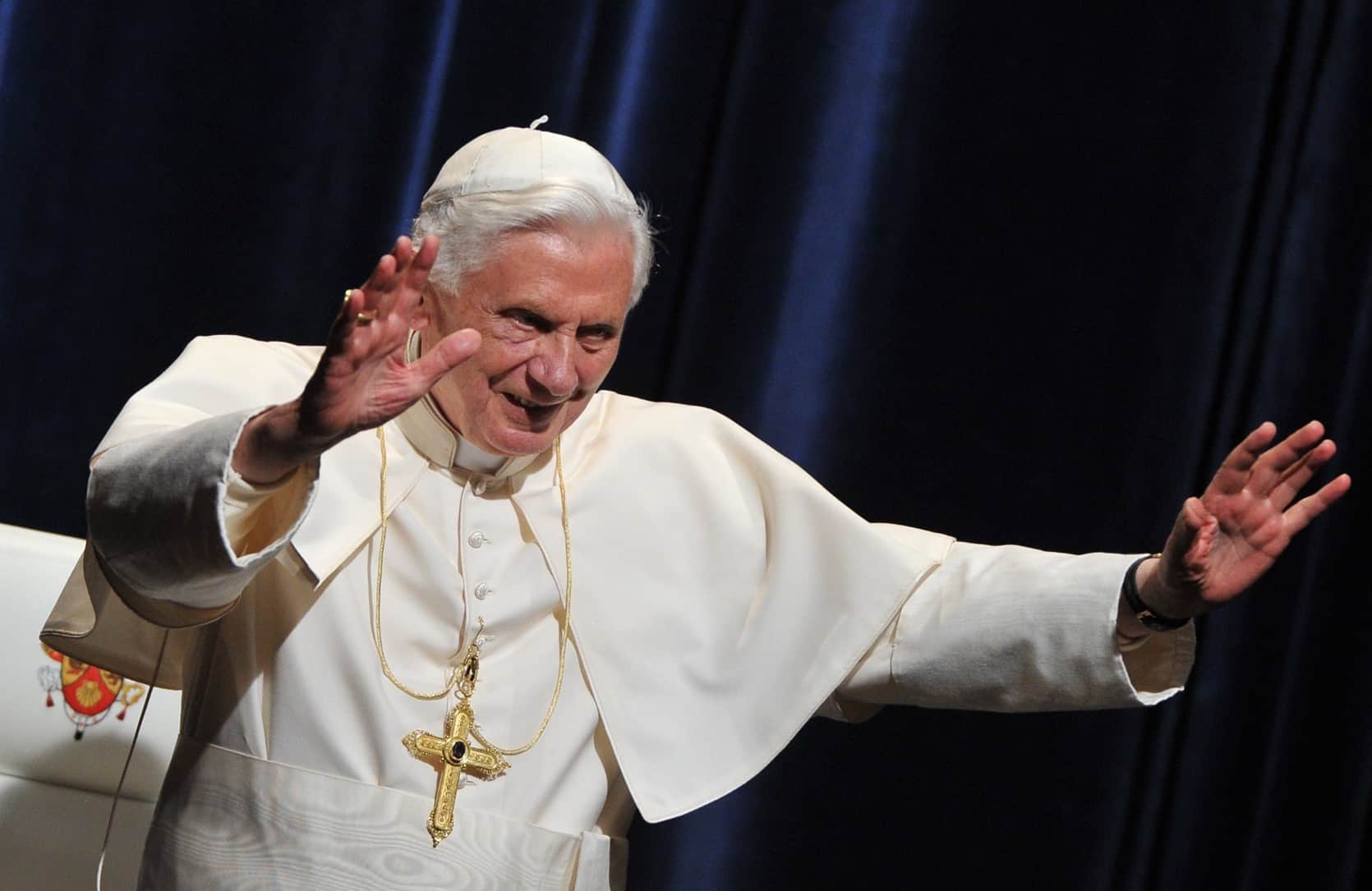 Cuenta falsa reporta la muerte de Benedicto XVI