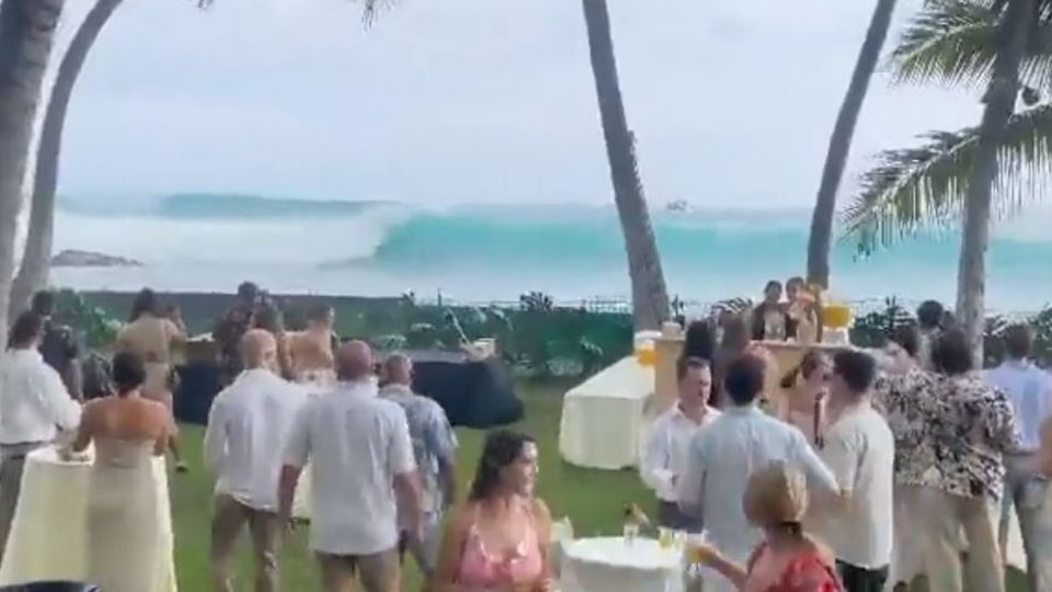 Olas en hawái inundan jardín y hacen correr a invitados de una boda | videos la revista del sureste mx Boda Hawaii Holas