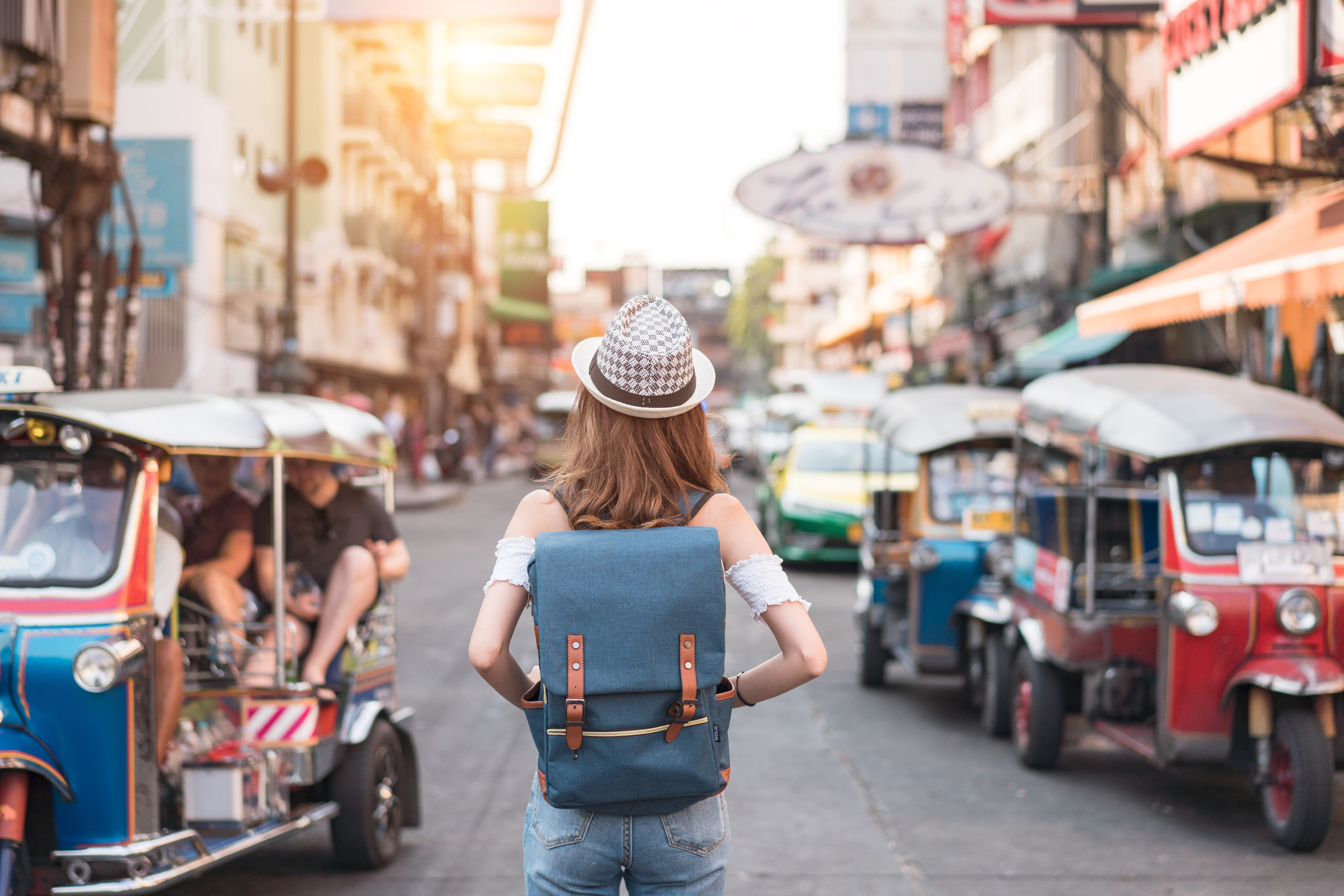 Cuanto Cuesta Viajar A Tailandia Turista En Calles De Bangkok 1