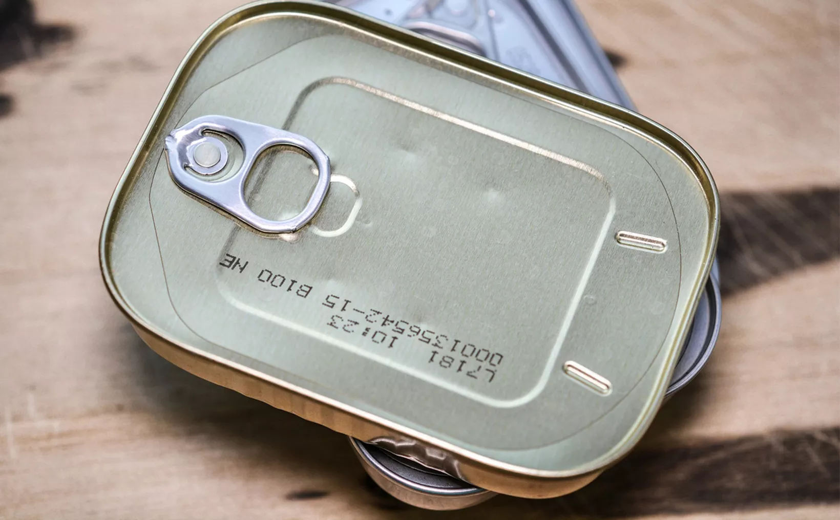 ¡Cuidado! Esto sucede si guardas las latas abiertas en el refrigerador