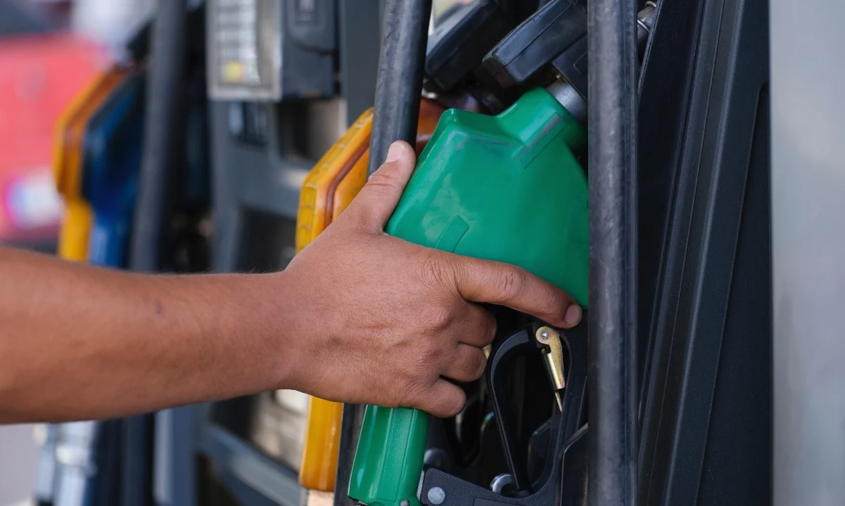 Mito o realidad: la "mejor hora" para cargar gasolina