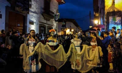 Desfile de catrinas la Noche de los Muertos en Pátzcuaro e1573233187145