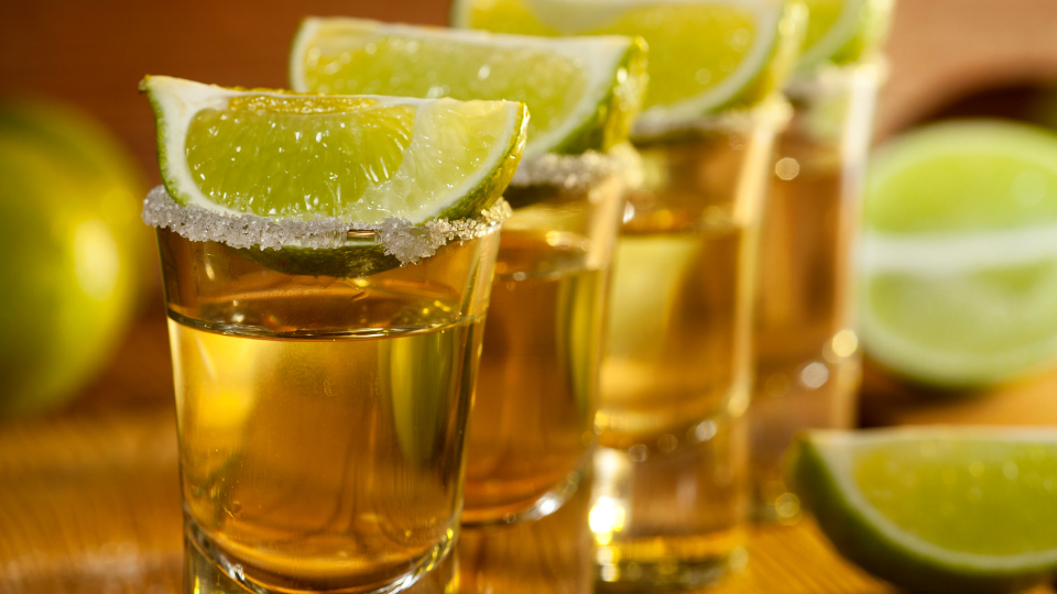 Conoce las diferencias entre el tequila, el mezcal y el aguardiente