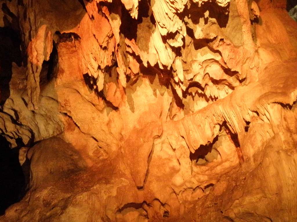 Grutas De Xtacumbilxunaan Estalagmitas