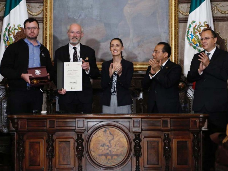 Entrega Claudia Sheinbaum las Llaves de la Ciudad a familia de Julian Assange