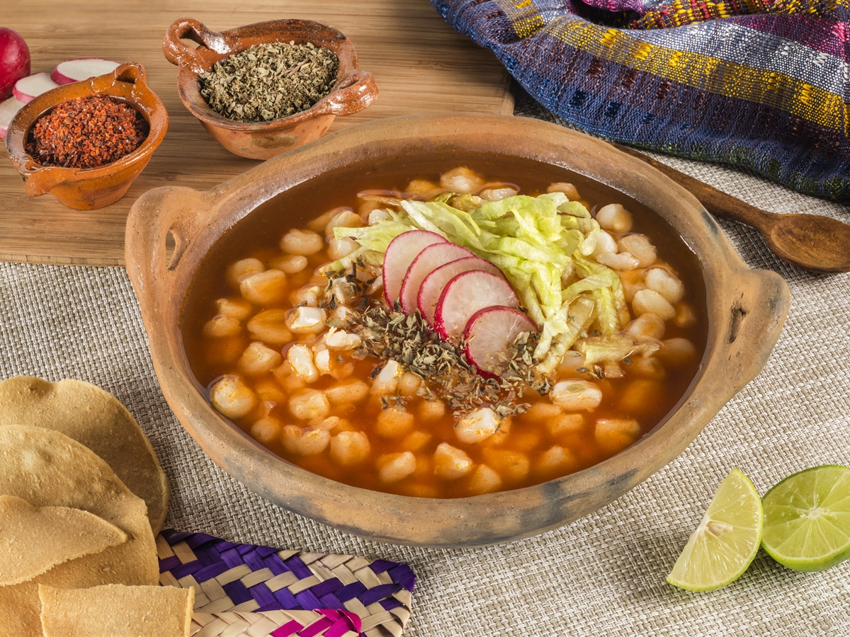 Se intoxican más de 100 personas tras comer pozole y beber agua de jamaica