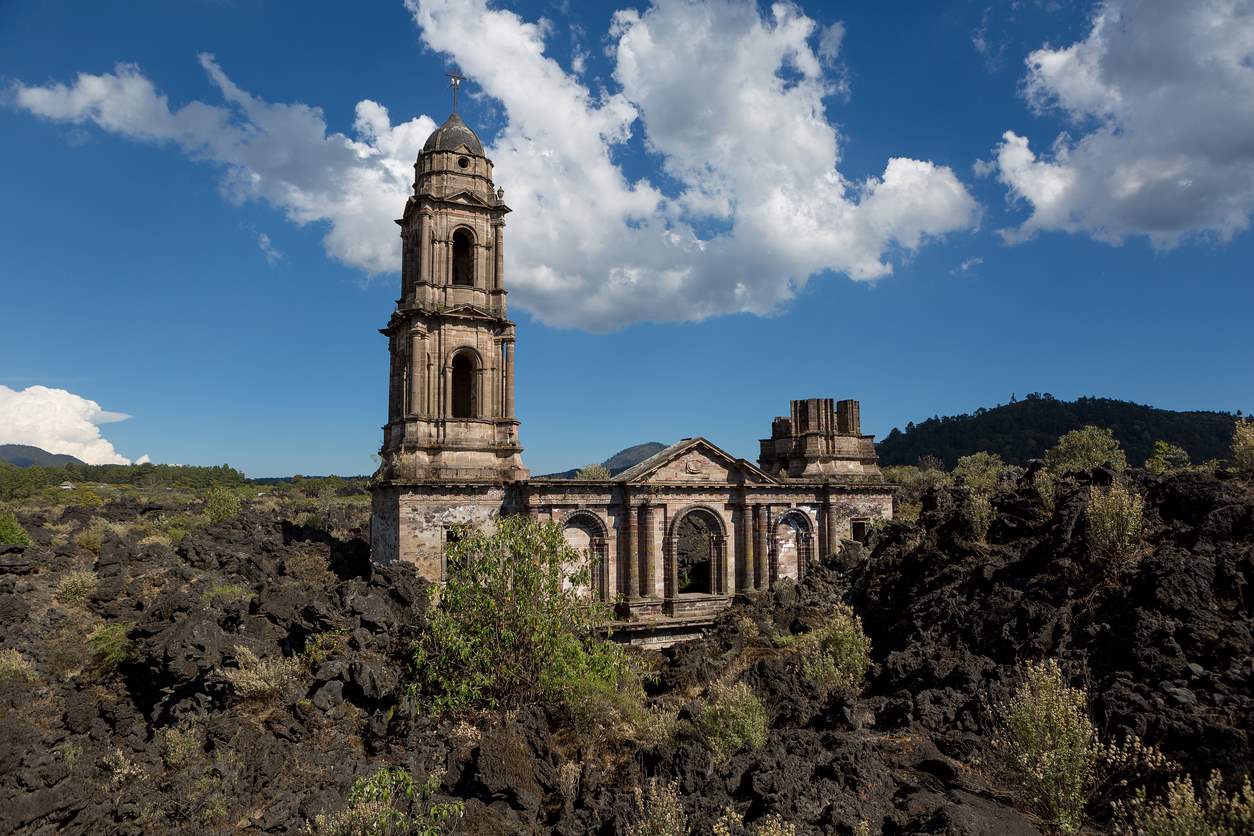 Descubre estas impresionantes iglesias hundidas o enterradas en México
