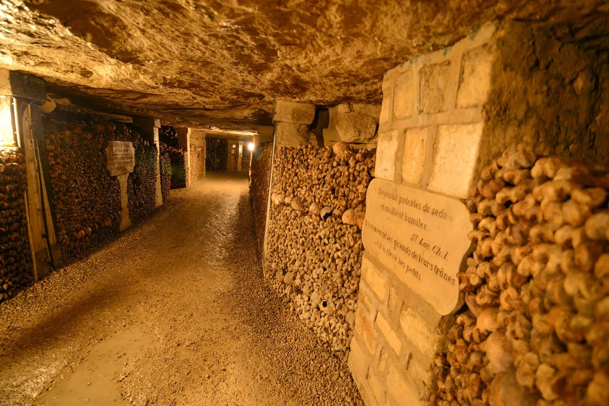 6 destinos terroríficos para pasar un halloween paranormal la revista del sureste mx Catacumbas Paris6