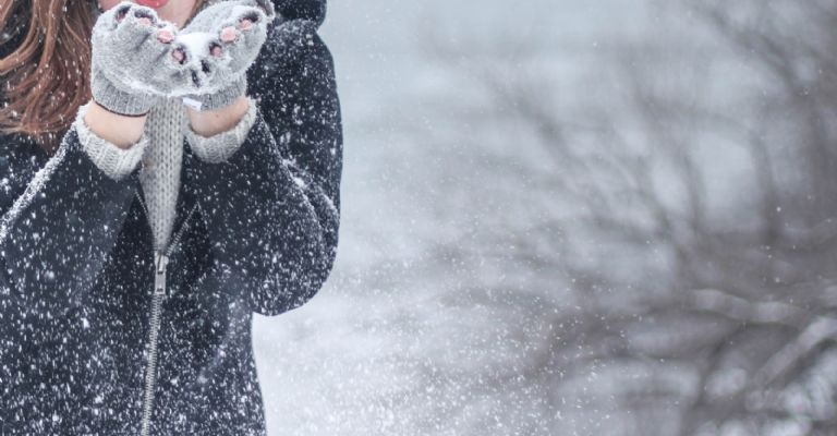 Destinos mexicanos para disfrutar de la temporada invernal y ver la nieve caer Una de estas épocas que podrías aprovechar es el invierno, la cual está a la vuelta de la esquina y se caracteriza por ser la última estación del año, así como por presentar temperaturas más bajas. Ante este hecho, si deseas despedir este 2022 y disfrutar de estos meses, podrías considerar emprender una ESCAPADA a alguno de los destinos mexicanos para disfrutar de la temporada invernal y ver la nieve caer, ya sea en compañía de tus seres queridos o, si lo prefieres, puedes visitarlos de manera solitaria. Alista tu mejor chamarra y ropa térmica para emprender esta aventura. https://larevistadelsureste.com