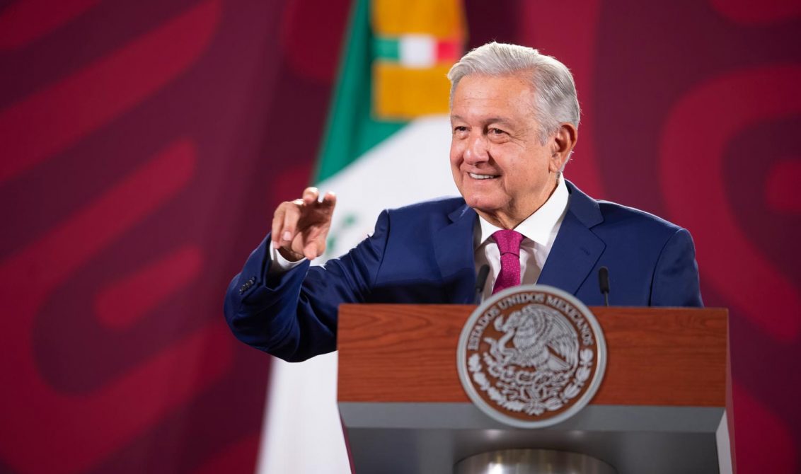AMLO desafía a llenar el Zócalo tras marcha en defensa del INE
