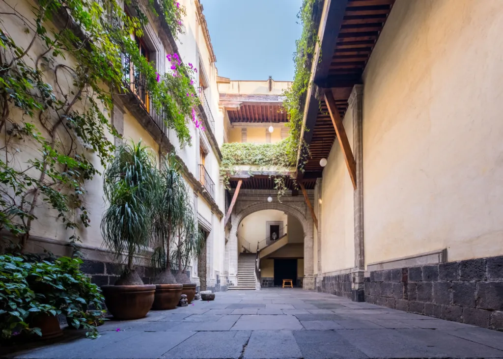 Hospédate en la casa más antigua de méxico la revista del sureste mx Casa Seminario 12 2
