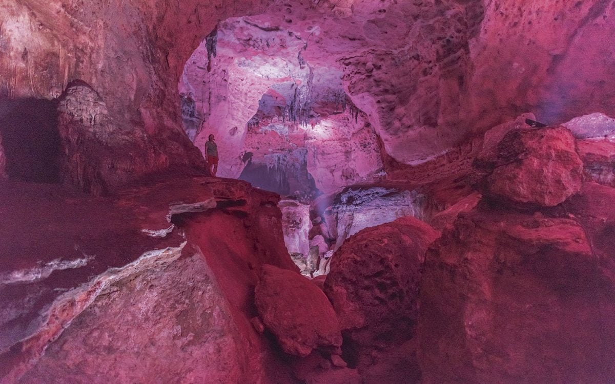Conoce las Grutas de Loltún, la zona arqueológica subterránea de Yucatán La datación por carbono de los artefactos encontrados en las grutas de Loltún revela que las cuevas fueron usadas por humanos hace 2,200 años.  https://larevistadelsureste.com