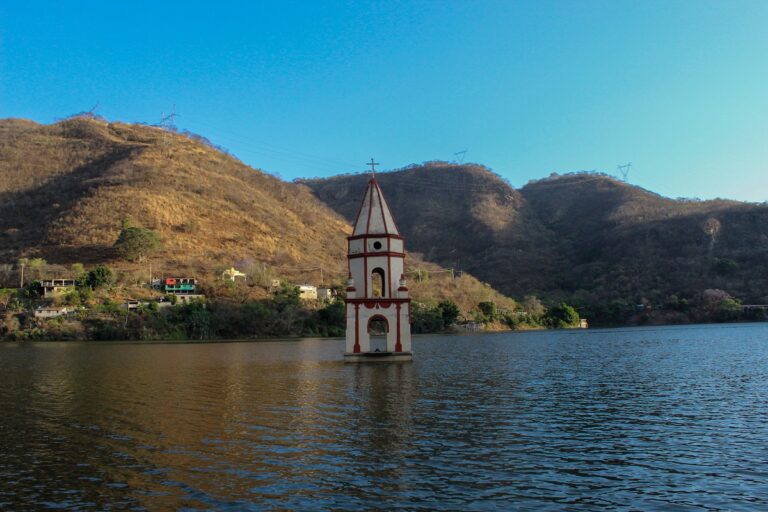 Iglesia En La Presa De Santa Barbara En Estado De Mexico 768X512 1