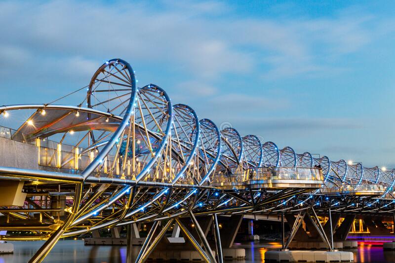 Cerca Del Puente Helix En Marina Bay Singapur Al Atardecer Uno De Los Monumentos 180607494