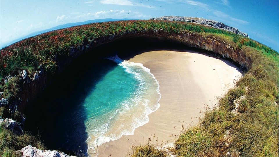 La playa ‘más escondida’ del planeta dentro de una isla volcánica en México