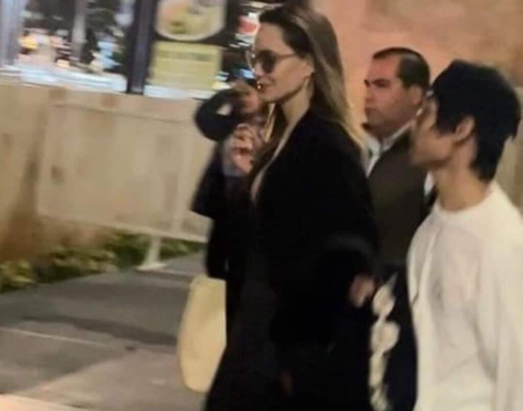 Captan a Angelina Jolie en aeropuerto de Cancún