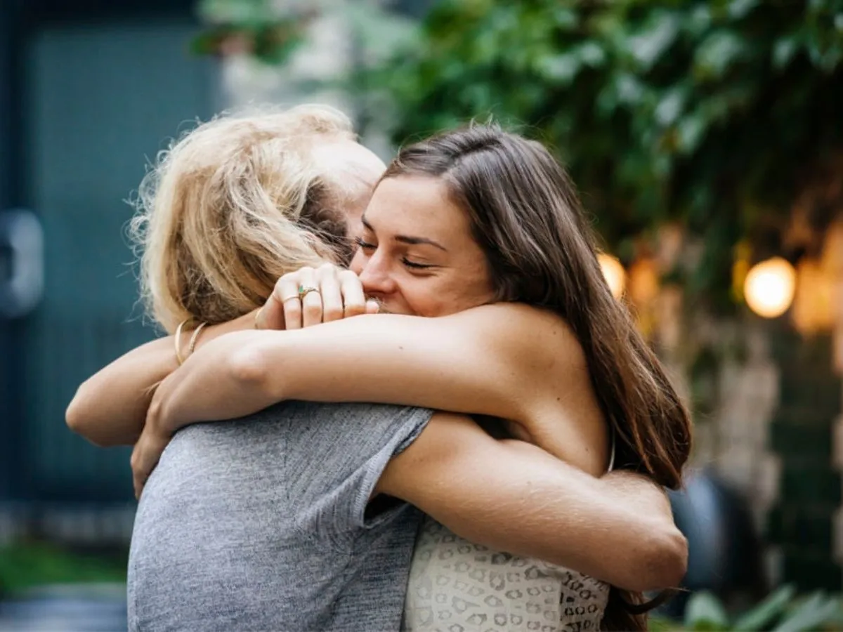 Mujeresabrazogratitudjpg.jpg 1902800913